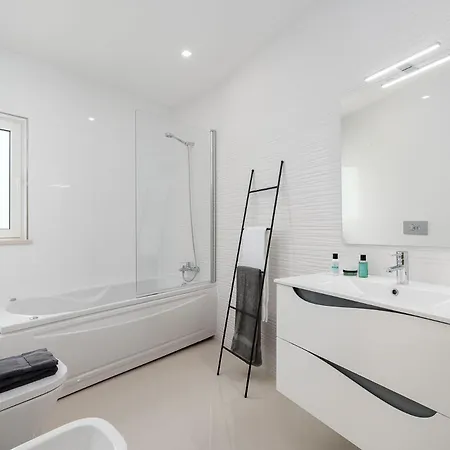 Court View - Modern 2 Bedroom *