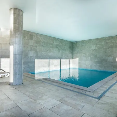 Court View - Modern 2 Bedroom