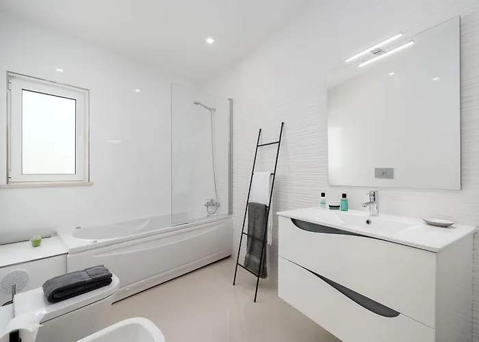 Court View - Modern 2 Bedroom *