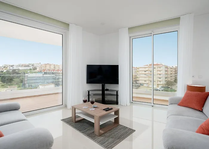 Court View - Modern 2 Bedroom Apartment *