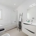 Court View - Modern 2 Bedroom *