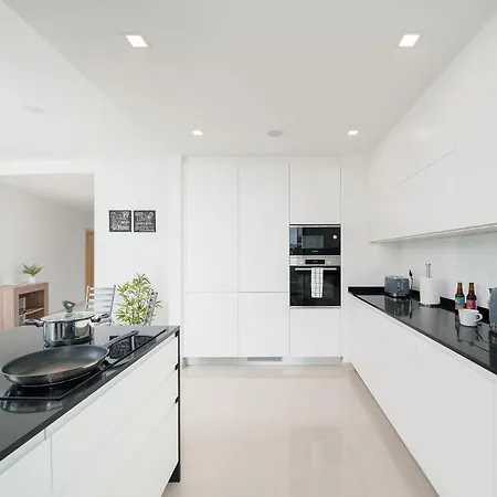 Court View - Modern 2 Bedroom Λάγος