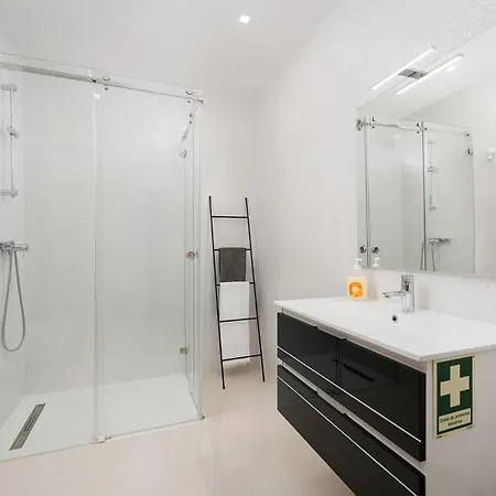 Court View - Modern 2 Bedroom Διαμέρισμα *